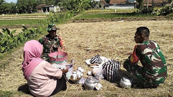 Dukung Program Pemerintah Untuk Ketahanan Pangan Nasional, Babinsa Koramil Klaten Utara Sosialisasikan Serapan Gabah Kering