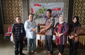 Melalui Program CSR, CV Dollar Furniture Salurkan Bantuan Bibit Buah-buahan Di Desa Serenan