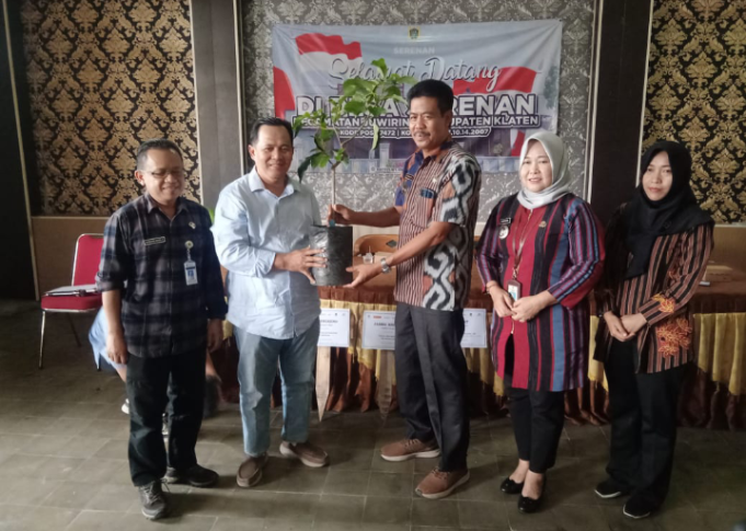 Melalui Program CSR, CV Dollar Furniture Salurkan Bantuan Bibit Buah-buahan Di Desa Serenan