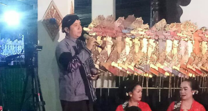 Lestarikan Budaya Jawa Sadranan, Warga Desa Bero Gelar Wayangan.