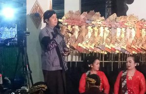 Lestarikan Budaya Jawa Sadranan, Warga Desa Bero Gelar Wayangan.