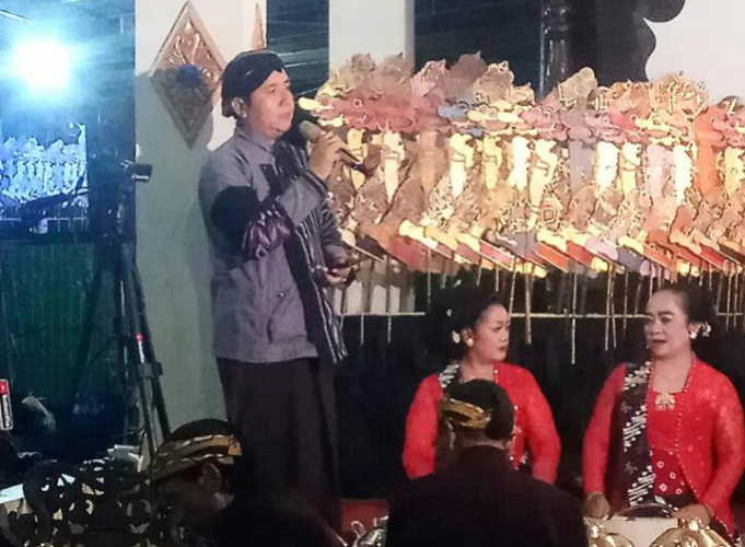 Lestarikan Budaya Jawa Sadranan, Warga Desa Bero Gelar Wayangan.