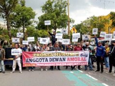 Masyarakat Klaten Anti Maksiat (Makam) Unjuk Rasa Di Depan Kantor DPRD Klaten Tuntut Oknum Anggota Dewan Yang Diduga Lakukan Perselingkuhan.