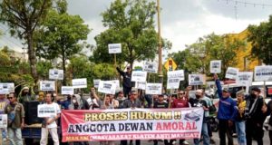 Masyarakat Klaten Anti Maksiat (Makam) Unjuk Rasa Di Depan Kantor DPRD Klaten Tuntut Oknum Anggota Dewan Yang Diduga Lakukan Perselingkuhan.