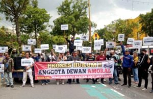 Masyarakat Klaten Anti Maksiat (Makam) Unjuk Rasa Di Depan Kantor DPRD Klaten Tuntut Oknum Anggota Dewan Yang Diduga Lakukan Perselingkuhan.