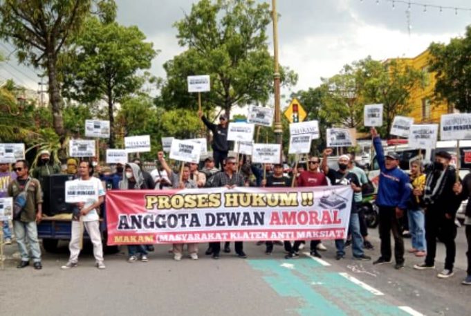Masyarakat Klaten Anti Maksiat (Makam) Unjuk Rasa Di Depan Kantor DPRD Klaten Tuntut Oknum Anggota Dewan Yang Diduga Lakukan Perselingkuhan.