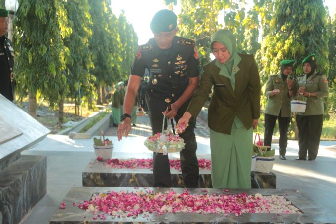 Dalam Rangka Hut Ke-59 Korem 074/Warastratama, Dandim 0723/Klaten Mengikuti Ziarah Rombongan Di TMP Kusuma Bhakti Jurug