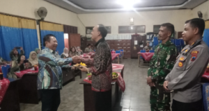 Potong Tumpeng Warnai Malam Tirakatan Hari Pendidikan Nasional Di Korwil Bidang Pendidikan Cawas.