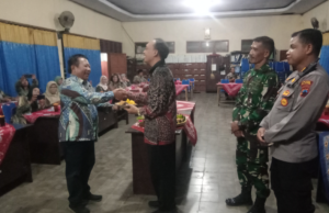 Potong Tumpeng Warnai Malam Tirakatan Hari Pendidikan Nasional Di Korwil Bidang Pendidikan Cawas.