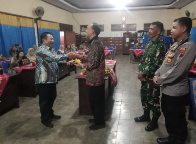 Potong Tumpeng Warnai Malam Tirakatan Hari Pendidikan Nasional Di Korwil Bidang Pendidikan Cawas.
