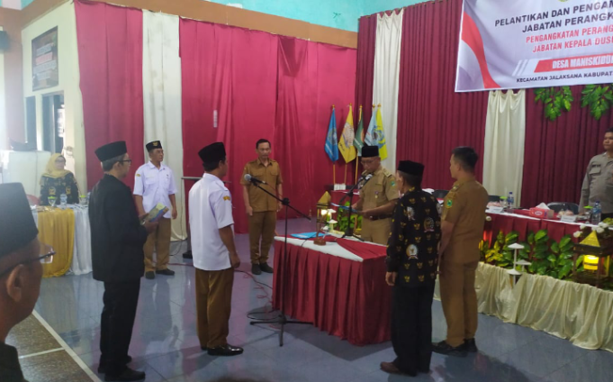 DESA MANIS KIDUL KEMBALI LANTIK PERANGKAT DESA