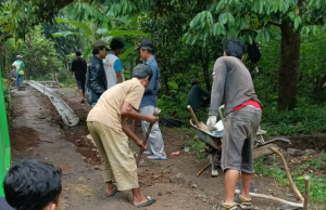DESA KEDUNGARUM TINGKATKAN JALAN DESA