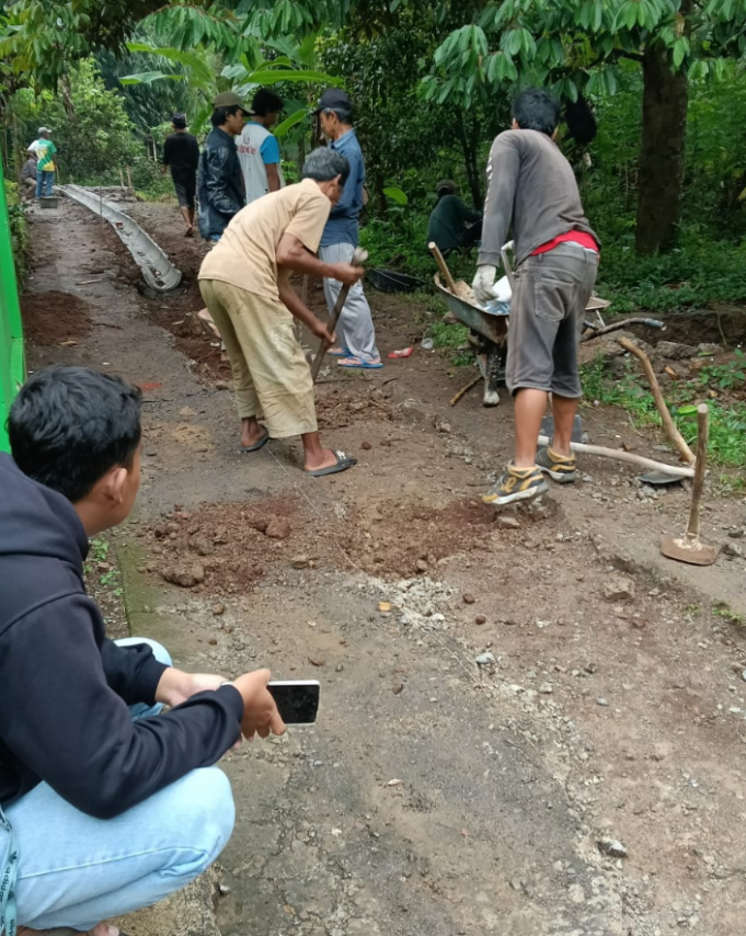 DESA KEDUNGARUM TINGKATKAN JALAN DESA