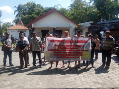 Warga Desa Barukan, Manisrenggo Lakukan Aksi di Depan Kantor Desa..