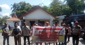Warga Desa Barukan, Manisrenggo Lakukan Aksi di Depan Kantor Desa..