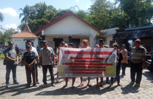 Warga Desa Barukan, Manisrenggo Lakukan Aksi di Depan Kantor Desa..