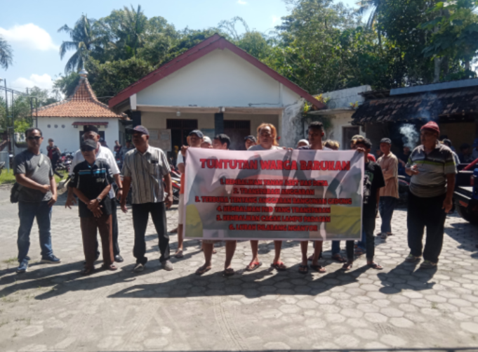 Warga Desa Barukan, Manisrenggo Lakukan Aksi di Depan Kantor Desa..