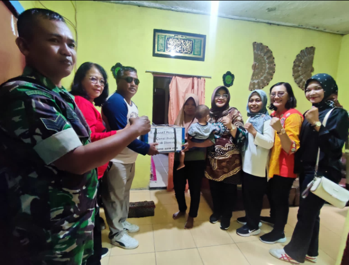 Cegah Stunting, Babinsa Desa Ketandan Bersama Camat Klaten Utara Berikan Makanan Bergizi Dan Sembako