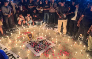 HIMPUNAN MAHASISWA RUMPIN GELAR TABUR BUNGA DAN BAKAR LILIN ATAS TRAGEDI KECELAKAAN PELAJAR, DESAK PENEGAKAN PERBUP 56 TAHUN 2023