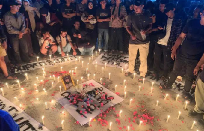 HIMPUNAN MAHASISWA RUMPIN GELAR TABUR BUNGA DAN BAKAR LILIN ATAS TRAGEDI KECELAKAAN PELAJAR, DESAK PENEGAKAN PERBUP 56 TAHUN 2023