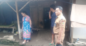 Peduli Warga Kurang Mampu, Camat Jatinom Berikan Bantuan Jambanisasi