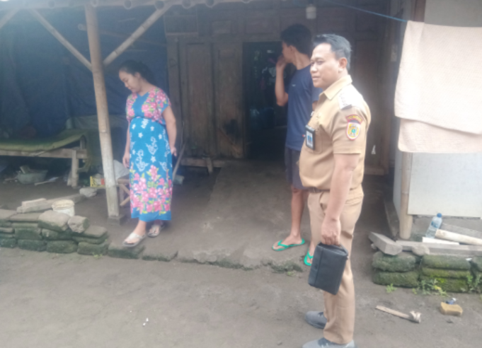 Peduli Warga Kurang Mampu, Camat Jatinom Berikan Bantuan Jambanisasi