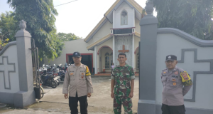 Babinsa Koramil 17/Karangdowo Bersama Bhabinkamtibmas Amankan Ibadah Kenaikan Isa Almasih GKJ Pepanthan Karangdowo Klaten