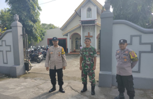 Babinsa Koramil 17/Karangdowo Bersama Bhabinkamtibmas Amankan Ibadah Kenaikan Isa Almasih GKJ Pepanthan Karangdowo Klaten