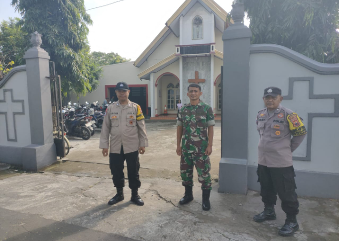 Babinsa Koramil 17/Karangdowo Bersama Bhabinkamtibmas Amankan Ibadah Kenaikan Isa Almasih GKJ Pepanthan Karangdowo Klaten