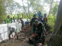 Babinsa Koramil 17/Karangdowo Bersama Warga Perbaiki Jalan Longsor Di Desa Tumpukan Klaten