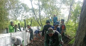 Babinsa Koramil 17/Karangdowo Bersama Warga Perbaiki Jalan Longsor Di Desa Tumpukan Klaten