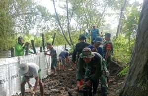 Babinsa Koramil 17/Karangdowo Bersama Warga Perbaiki Jalan Longsor Di Desa Tumpukan Klaten