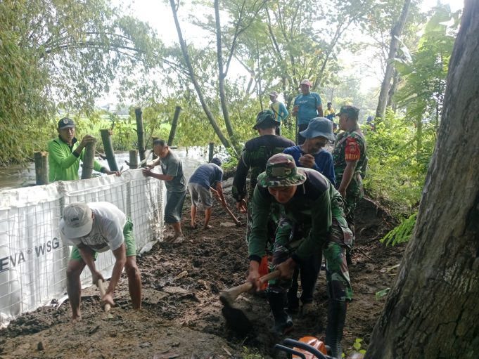 Babinsa Koramil 17/Karangdowo Bersama Warga Perbaiki Jalan Longsor Di Desa Tumpukan Klaten