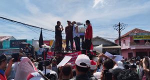 Berbagai Elemen Masyarakat dan Tokoh Nasional Demo Tolak PIK2 di Tugu Cangkir Kronjo