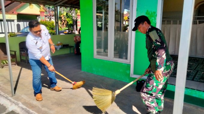 Koramil 22 Wonosari Dan Polsek Wonosari Gelar Karya Bakti Bersihkan Tempat Ibadah Di Desa Duwet Klaten