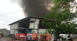 Kebakaran Terjadi Di Pabrik Pengolahan Limbah Plastik Di Kapling Salembaran Jaya