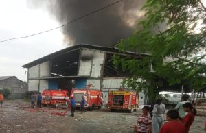 Kebakaran Terjadi Di Pabrik Pengolahan Limbah Plastik Di Kapling Salembaran Jaya