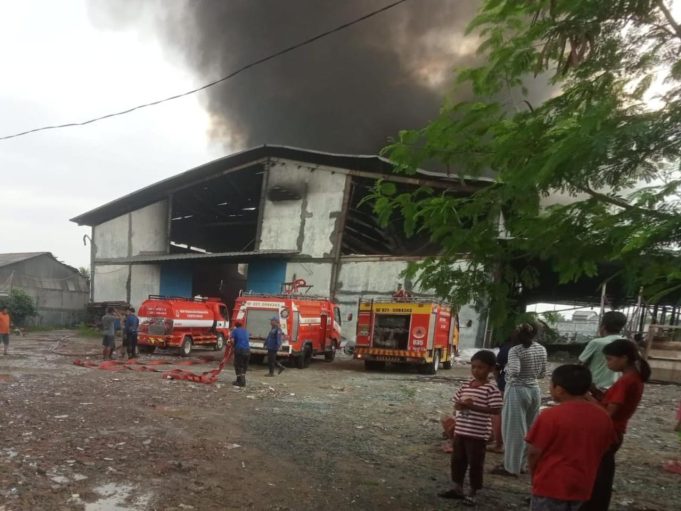 Kebakaran Terjadi Di Pabrik Pengolahan Limbah Plastik Di Kapling Salembaran Jaya