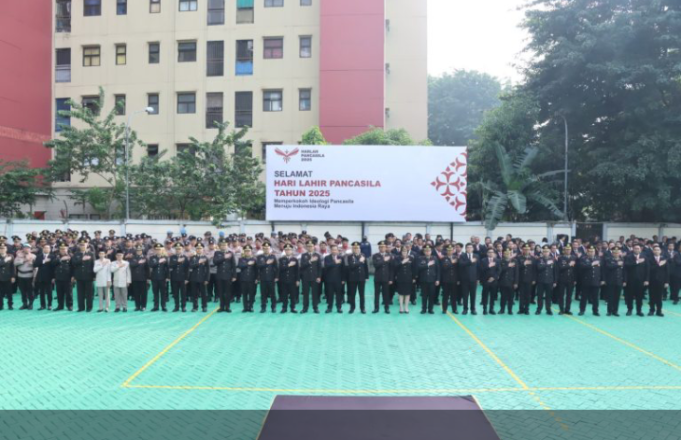Wakapolres Metro Jakarta Barat AKBP Dr. Tri Suhartanto, S.H., M.H., M.Si Pimpin Upacara Hari Lahir Pancasila Tahun 2025: Pancasila Adalah Jiwa Bangsa