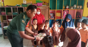 Babinsa Koramil 20/Cawas Kunjungi TK Pertiwi Desa Balak, Dukung Pembinaan Karakter Sejak Usia Dini