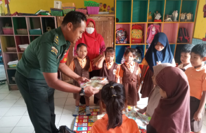 Babinsa Koramil 20/Cawas Kunjungi TK Pertiwi Desa Balak, Dukung Pembinaan Karakter Sejak Usia Dini