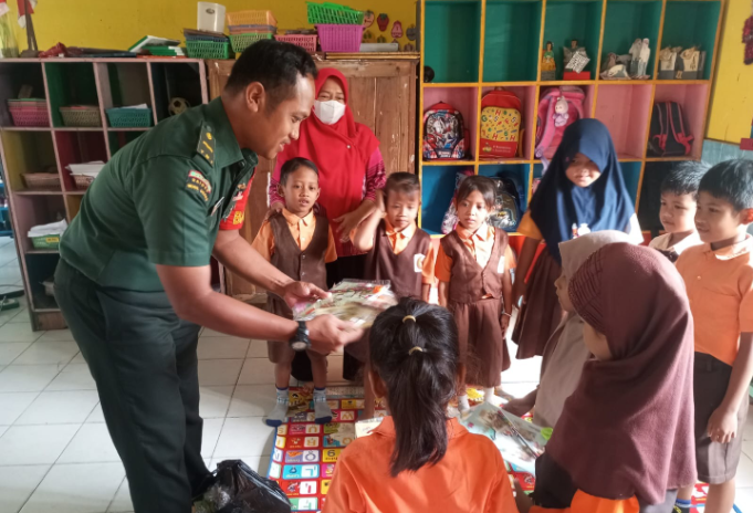 Babinsa Koramil 20/Cawas Kunjungi TK Pertiwi Desa Balak, Dukung Pembinaan Karakter Sejak Usia Dini