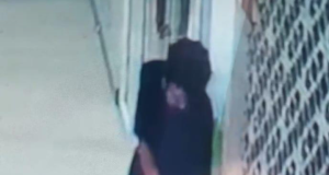 Aksi Pencurian Kotak Amal Terekam CCTV Masjid Al Bayan Di Desa Rawa Burung, Tangerang
