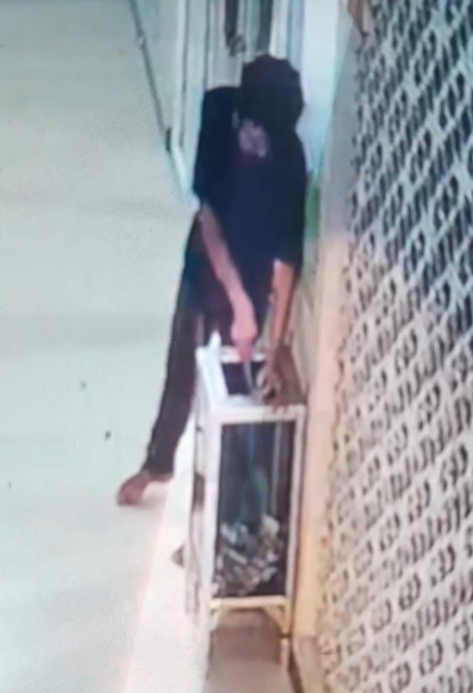 Aksi Pencurian Kotak Amal Terekam CCTV Masjid Al Bayan Di Desa Rawa Burung, Tangerang