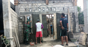 Semangat Gotong Royong, Babinsa Ketandan Koramil 24 Klaten Utara Bantu Perbaikan Rumah Warga