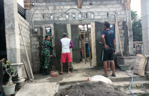 Semangat Gotong Royong, Babinsa Ketandan Koramil 24 Klaten Utara Bantu Perbaikan Rumah Warga