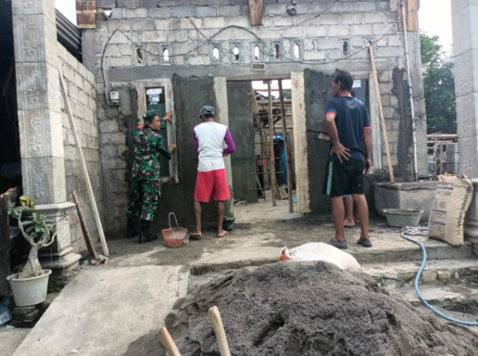 Semangat Gotong Royong, Babinsa Ketandan Koramil 24 Klaten Utara Bantu Perbaikan Rumah Warga