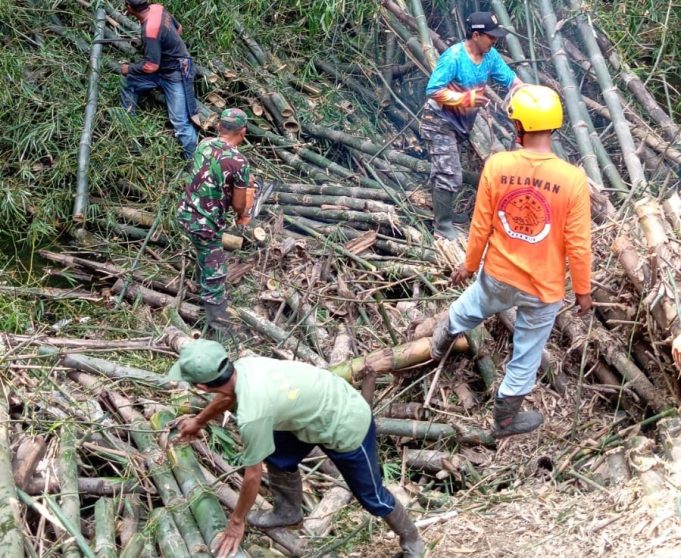 Babinsa Desa Bero Klaten Bersama Relawan Dan Warga Gelar Karya Bakti Evakuasi Rumpun Bambu Di Sungai Cino