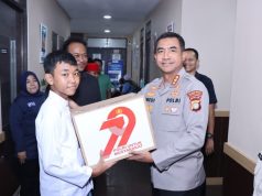 Kapolres Metro Jakarta Barat Kombes Pol Twedi Aditya Bennyahdi, S.Sos, S.I.K., M.H., Turut Hadir Langsung dan Menyerahkan Paket Sembako Kepada Para Peserta Khitanan