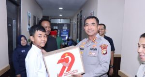 Kapolres Metro Jakarta Barat Kombes Pol Twedi Aditya Bennyahdi, S.Sos, S.I.K., M.H., Turut Hadir Langsung dan Menyerahkan Paket Sembako Kepada Para Peserta Khitanan